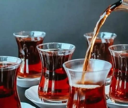 Çay: Günlük Hayatın Vazgeçilmez Ritüeli Çay, yüzyıllardır farklı kültürlerde günlük yaşamın önemli bir parçası olmuştur. Asya kökenli bu içecek, hem ritüel hem de sosyal etkileşim aracı olarak benimsenmiştir. Çin’de başlayan çay kültürü, zamanla Japonya, Hindistan ve Türkiye gibi ülkelere yayılmıştır. Konulu bir haber görseli.
