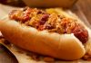 Amerika mutfağının en sevilen sokak lezzetlerinden biri olan chili dog, klasik hot dog’un baharatlı bir versiyonudur. Kökeni 20. yüzyılın başlarına uzanan bu yiyecek, özellikle Teksas ve Kaliforniya sokaklarında popüler hale gelmiştir. Klasik sosis ve ekmek kombinasyonunun üzerine eklenen acılı chili sos, chili dog’un karakteristik özelliğini oluşturur. Konulu bir haber görseli.