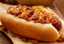 Chili Dog: Sokak Lezzetlerinin Baharatlı Yıldızı Amerika mutfağının en sevilen sokak lezzetlerinden biri olan chili dog, klasik hot dog’un baharatlı bir versiyonudur. Kökeni 20. yüzyılın başlarına uzanan bu yiyecek, özellikle Teksas ve Kaliforniya sokaklarında popüler hale gelmiştir. Klasik sosis ve ekmek kombinasyonunun üzerine eklenen acılı chili sos, chili dog’un karakteristik özelliğini oluşturur. Konulu bir haber görseli.