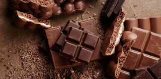 Çikolata, insanlık tarihinin en sevilen tatlılarından biridir. İlk olarak Orta Amerika’da Mayalar ve Aztekler tarafından keşfedilen çikolata, kakao çekirdeklerinin işlenmesiyle elde edilmiştir. Başlangıçta içecek olarak tüketilen çikolata, zamanla Avrupa’ya taşınmış ve katı formda üretimi yaygınlaşmıştır. Konulu bir haber görseli.