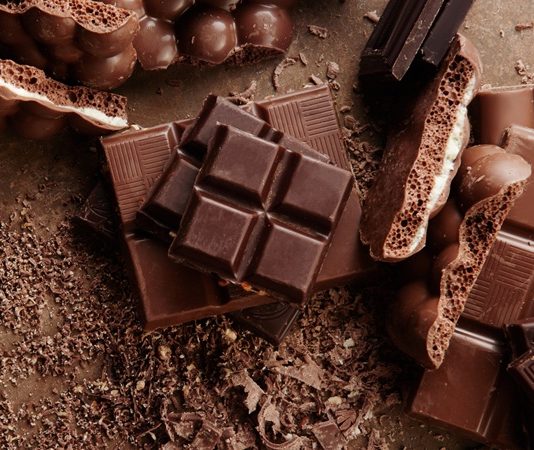 Çikolata, insanlık tarihinin en sevilen tatlılarından biridir. İlk olarak Orta Amerika’da Mayalar ve Aztekler tarafından keşfedilen çikolata, kakao çekirdeklerinin işlenmesiyle elde edilmiştir. Başlangıçta içecek olarak tüketilen çikolata, zamanla Avrupa’ya taşınmış ve katı formda üretimi yaygınlaşmıştır. Konulu bir haber görseli.