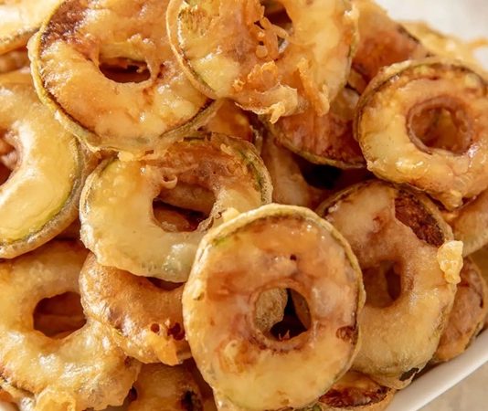 Çıtır Kabak: Sofraların Vazgeçilmez Lezzeti Türk mutfağı, sebzelerin en lezzetli haliyle sofralara taşındığı eşsiz tariflerle doludur. Bu tariflerden biri olan çıtır kabak, hem hafif hem de doyurucu özelliğiyle son yıllarda daha da popüler hale gelmiştir. Özellikle yaz aylarında taze kabakların bolca bulunmasıyla birlikte, sofralarda kendine daha çok yer bulur. Konulu bir haber görseli.