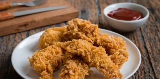 Çıtır tavuk parçaları, hem ev mutfaklarında hem de restoran menülerinde sıkça tercih edilen, lezzeti ve pratikliği ile öne çıkan bir yiyecektir. Dışının çıtır, içinin ise yumuşak olması, bu lezzeti hem çocukların hem de yetişkinlerin favorisi haline getirmiştir. Hazırlık sürecinde kullanılan malzemeler ve pişirme yöntemleri, çıtır tavuk parçalarının lezzetini belirleyen en önemli unsurlardır. Bu yazımızda, çıtır tavuk parçalarının tarihçesinden hazırlanışına, servis önerilerinden sağlıklı alternatiflerine kadar detaylı bilgiler sunulacaktır. Konulu bir haber görseli.