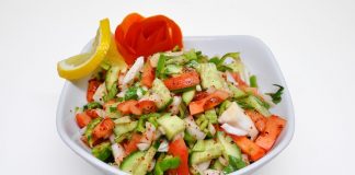 Çoban Salata Lezzeti Ve Sağlıklı Sofraların Vazgeçilmezi Çoban Salata, özellikle Akdeniz mutfağının en sevilen salatalarından biridir. Türkiye’deki sofraların vazgeçilmezi haline gelmiş olan bu salata, basit malzemeleriyle bile büyük bir lezzet sunar. Adını, köken olarak çobanların taze sebzelerden hızlıca hazırladığı hafif ve doyurucu bir öğünden alır. Tarih boyunca çiftçilerin ve çobanların besleyici öğün ihtiyaçlarını karşılamasıyla popülerleşmiştir. Konulu bir haber görseli.