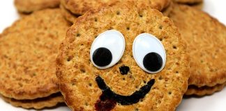 Cookie, dünya çapında tatlı severlerin favori atıştırmalıklarından biridir. İngilizce “biscuit” kelimesinden türeyen ve özellikle Amerika’da yaygınlaşan bu tatlı, ilk olarak 18. yüzyılda fırınlarda pişirilen küçük kekler olarak ortaya çıkmıştır. Zamanla içerisine çikolata parçacıkları, fındık ve ceviz gibi malzemeler eklenerek çeşitlenmiştir. Konulu bir haber görseli.