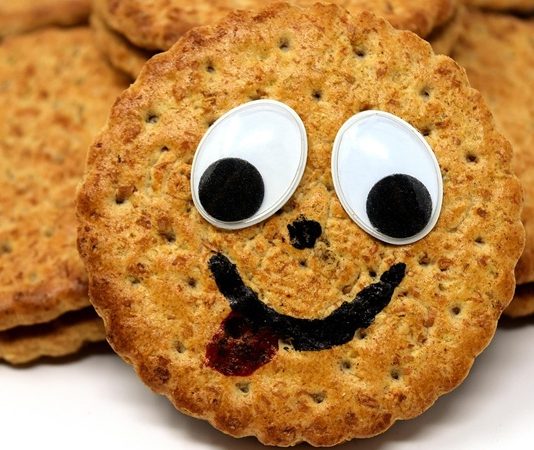Cookie: Tatlı Krizlerinin Vazgeçilmezi Cookie, dünya çapında tatlı severlerin favori atıştırmalıklarından biridir. İngilizce “biscuit” kelimesinden türeyen ve özellikle Amerika’da yaygınlaşan bu tatlı, ilk olarak 18. yüzyılda fırınlarda pişirilen küçük kekler olarak ortaya çıkmıştır. Zamanla içerisine çikolata parçacıkları, fındık ve ceviz gibi malzemeler eklenerek çeşitlenmiştir. Konulu bir haber görseli.