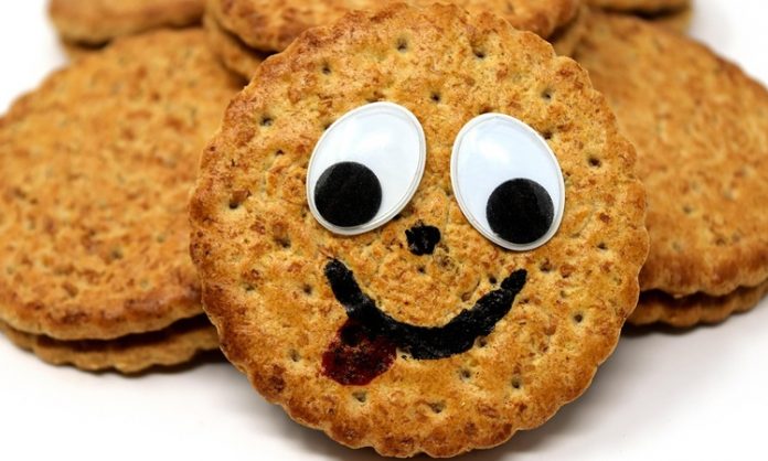 Cookie Tatlı Krizlerinin Vazgeçilmezi Cookie, dünya çapında tatlı severlerin favori atıştırmalıklarından biridir. İngilizce “biscuit” kelimesinden türeyen ve özellikle Amerika’da yaygınlaşan bu tatlı, ilk olarak 18. yüzyılda fırınlarda pişirilen küçük kekler olarak ortaya çıkmıştır. Zamanla içerisine çikolata parçacıkları, fındık ve ceviz gibi malzemeler eklenerek çeşitlenmiştir. Konulu bir haber görseli.