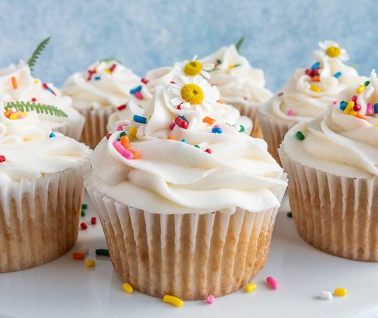 Cupcake: Küçük Boyda Büyük Lezzet Deneyimi Cupcake, tatlı severlerin gözdesi haline gelmiş, küçük boyutlu ve şirin sunumlarıyla dikkat çeken bir pastacılık ürünüdür. 19. yüzyılda Amerika’da ortaya çıkan bu mini kekler, ev mutfaklarında kolayca hazırlanabilecek pratik tarifler olarak yaygınlaşmıştır. Adını ise küçük kaplarda pişirilmesinden alır. Konulu bir haber görseli.