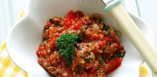 Domatesli Et: Sofraların Lezzetli Ve Pratik Tercihi Domatesli et, geleneksel mutfakların vazgeçilmez tariflerinden biridir. Hem etin zengin protein içeriğini hem de domatesin sağlıklı bileşenlerini bir araya getiren bu yemek, dengeli beslenme için ideal bir seçenek sunar. Et, kas gelişimi ve vücut fonksiyonları için gerekli proteini sağlarken, domates C vitamini ve likopen açısından zengindir. Konulu bir haber görseli.