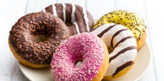 Donut, dünya mutfağının en sevilen hamur işleri arasında yer alır. Adını İngilizce “dough” (hamur) ve “nut” (fındık) kelimelerinin birleşiminden alan bu tatlı, ilk olarak 19. yüzyılda Amerika’da popülerleşmiştir. Başlangıçta sade ve halk arasında basit bir atıştırmalık olarak tüketilen donut, günümüzde çeşitli şekil, dolgu ve kaplamalarla zenginleşmiştir. Konulu bir haber görseli.
