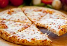 Dört peynirli pizza, İtalyan mutfağından dünyaya yayılmış klasik bir pizza çeşididir. Bu pizza türü, adından da anlaşılacağı üzere dört farklı peynirin bir araya gelmesiyle oluşur. Mozzarella, gorgonzola, parmesan ve taleggio gibi peynirler, pizzaya zengin ve dengeli bir tat sağlar. Konulu bir haber görseli.