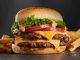 Double Burger Fast Food Dünyasının İkonu Haline Geliyor Fast food kültürü her geçen gün daha da genişlerken Double Burger hem restoran menülerinin hem de tüketicilerin gözdesi haline geliyor. Tek katlı burgerlerin sunduğu lezzeti iki katına çıkaran bu özel tarif, daha doyurucu bir alternatif arayanların ilk tercihlerinden biri. İki kat et, eriyen peynir, soslar ve taze sebzelerle hazırlanan bu burger çeşidi, yoğun lezzet deneyimi arayanlara hitap ediyor. Konulu bir haber görseli.