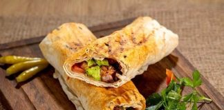 Dürüm, Türk mutfağının en popüler sokak lezzetlerinden biri olarak bilinir. Genellikle lavaş veya yufka ekmeği içinde sunulan bu hızlı atıştırmalık, hem doyurucu hem de pratik bir yemek seçeneği oluşturur. Tarih boyunca Orta Doğu mutfağı ile etkileşim içinde olan dürüm, zamanla Türkiye’de kendine özgü bir biçim kazanmıştır. Konulu bir haber görseli.