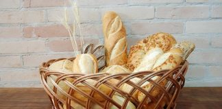 Ekmek Sepeti: Sofraların Vazgeçilmez Lezzet Koleksiyonu Geleneksel mutfak kültürlerinde ekmek, sofraların baş tacı olarak kabul edilir ve farklı çeşitlerin bir arada sunulduğu ekmek sepeti, bu kültürün en güzel örneklerinden biridir. Kahvaltılardan akşam yemeklerine kadar her öğünde kullanılabilen ekmek sepeti, hem görsellik hem de lezzet açısından sofraları zenginleştirir. Konulu bir haber görseli.