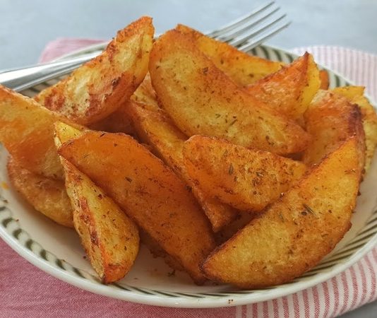 Günümüzde elma dilim patates, hem fast food menülerinde hem de ev mutfaklarında sıkça tercih edilen bir lezzet haline geldi. Patateslerin elma dilimi şeklinde kesilmesi, hem estetik bir sunum sağlıyor hem de çıtır dokusuyla dikkat çekiyor. Çocuklardan yetişkinlere kadar geniş bir kitleye hitap eden bu lezzet, özellikle hızlı atıştırmalık arayanların favorisi konumunda. Konulu bir haber görseli.