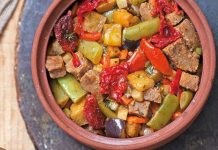 Etli Güveç: Sofraların Vazgeçilmez Lezzeti Türk mutfağının köklü mirası arasında yer alan etli güveç, yüzyıllardır sofralarda kendine yer bulmuş en özel yemeklerden biridir. Anadolu’nun farklı bölgelerinde pişirme yöntemleri değişiklik gösterse de temelinde aynı lezzeti barındıran bu yemek, geleneksel tencere yemeklerinin en değerli örneklerinden kabul edilir. Özellikle toprak güveç kaplarında ağır ateşte pişirilmesiyle ortaya çıkan eşsiz aroma, hem göze hem damağa hitap eder. Konulu bir haber görseli.