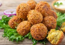 Falafel: Orta Doğu’nun Lezzetli Atıştırmalığı Falafel, Orta Doğu mutfağının en bilinen ve sevilen lezzetlerinden biridir. Nohut veya bakla bazlı olarak hazırlanan bu kızartılmış toplar, hem vejetaryenler hem de et severler için sağlıklı bir alternatif sunar. Baharatlar ve taze otlarla zenginleştirilen falafel, çıtır dış yüzeyi ve yumuşak iç dokusuyla damaklarda unutulmaz bir tat bırakır. Bu yazımızda falafel tarifinden tarihçesine, hazırlık aşamalarından sunum önerilerine kadar detaylı bilgiler bulabilirsiniz. Konulu bir haber görseli.