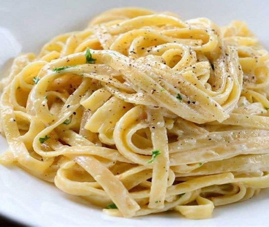 Fettucine Alfredo: Kremalı Makarna Keyfinin Zirvesi Fettucine Alfredo, İtalyan mutfağının kremalı makarna klasikleri arasında yer alır ve özellikle tereyağı ve parmesan peyniri ile hazırlanan sosuyla tanınır. Makarna, geniş ve düz fettucine hamurundan yapılır, bu sayede sosu iyice emerek kremamsı bir dokuyu elde eder. Konulu bir haber görseli.