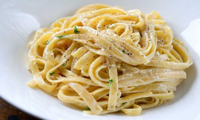 Fettucine Alfredo Kremalı Makarna Keyfinin Zirvesi Fettucine Alfredo, İtalyan mutfağının kremalı makarna klasikleri arasında yer alır ve özellikle tereyağı ve parmesan peyniri ile hazırlanan sosuyla tanınır. Makarna, geniş ve düz fettucine hamurundan yapılır, bu sayede sosu iyice emerek kremamsı bir dokuyu elde eder. Konulu bir haber görseli.