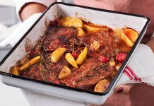 Fırında Et: Sağlıklı Ve Doyurucu Lezzetin Sofralardaki Yeri Türk mutfağı denilince akla gelen en önemli yemeklerden biri hiç şüphesiz ki fırında et tarifleridir. Et, tarih boyunca sofraların vazgeçilmezi olmuş ve farklı pişirme yöntemleriyle çeşitlenmiştir. Bu yöntemlerin en sağlıklılarından biri olan fırınlama tekniği, hem etin besin değerini korur hem de lezzetini artırır. Konulu bir haber görseli.