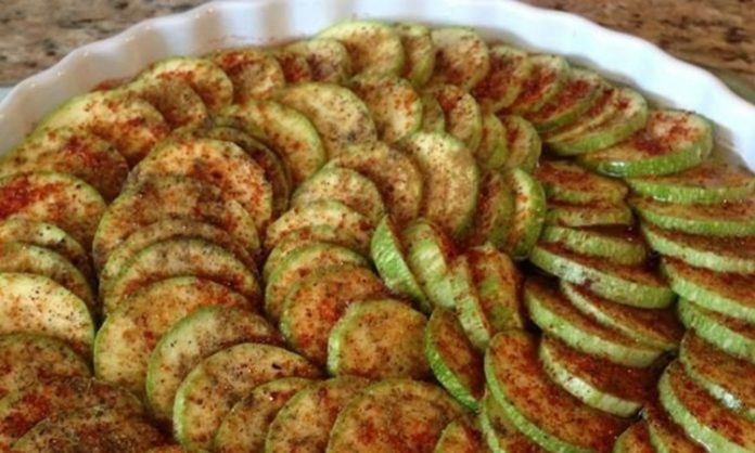 Fırında Kabak Sağlıklı Ve Lezzetli Bir Seçenek Fırında kabak, mutfakta sağlıklı ve hafif seçenekler arayanların en sevdiği tariflerden biridir. Özellikle kızartma yerine fırında pişirilmesi, kabağın besin değerlerini korumasına ve daha düşük kaloriyle tüketilmesine olanak tanır. Kabak, yapısı gereği hem sebze yemeklerinde hem de hafif atıştırmalık olarak kullanılabilir. Fırında pişirildiğinde üzerine eklenen zeytinyağı, baharatlar ve peynirle birleşerek eşsiz bir tat ortaya çıkarır. Konulu bir haber görseli.