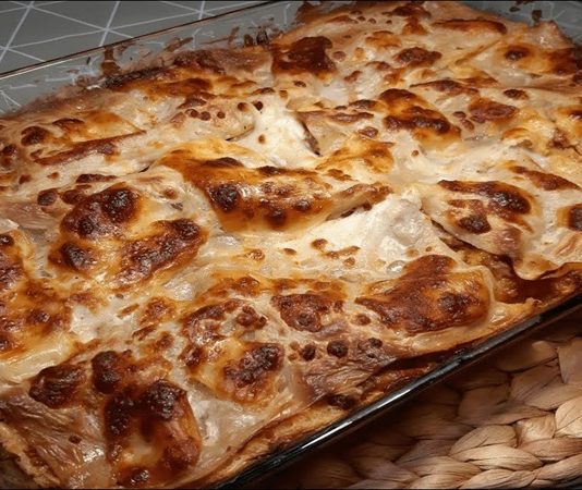 Fırında lazanya, İtalyan mutfağının en ünlü yemeklerinden biridir ve kat kat makarna, sos ve peynir ile hazırlanan doyurucu bir yemektir. Genellikle bolonez sos, beşamel sos ve rendelenmiş peynir ile hazırlanır. Bu katmanlı yapı, lazanyayı hem görsel hem de lezzet açısından özel kılar. Konulu bir haber görseli.