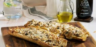 Fırında Sarımsaklı Ekmek: Sofraların Vazgeçilmez Lezzeti Fırında sarımsaklı ekmek, mutfak kültürlerinde hem kahvaltılarda hem de ana yemeklerin yanında sofraların baş tacı olmuştur. Taze pişmiş ekmeğin üzerinde sarımsağın aromasıyla birleşen tereyağı veya zeytinyağı, eşsiz bir lezzet yaratır. Bu fırında sarımsaklı ekmek, hem evlerde hem de restoranlarda klasik bir seçenek olarak öne çıkar. Konulu bir haber görseli.