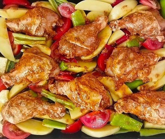 Fırında Tavuk But Lezzeti Sofraların Vazgeçilmezi Türk mutfağında sıklıkla tercih edilen yemekler arasında fırında tavuk but önemli bir yere sahiptir. Hem pratik hazırlanışı hem de doyurucu yapısı ile özellikle akşam yemeklerinde tercih edilen bu lezzet, sofraların vazgeçilmezidir. Sağlıklı pişirme yöntemlerinden biri olan fırınlama tekniği ile hazırlanan tavuk but, hem hafif hem de oldukça besleyicidir. Yanında hazırlanan sebzeler ve pilav ile tam bir öğün sunar. Konulu bir haber görseli