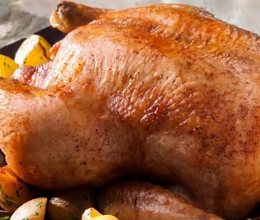 Türk mutfağının klasik ve pratik yemeklerinden biri olan fırında tavuk, yıllardır sofralarda yerini koruyor. Özellikle hafta sonu yemeklerinde ve özel davetlerde tercih edilen bu yemek, hem doyurucu hem de lezzetli oluşuyla öne çıkıyor. Tavuk etinin fırında yavaşça pişirilmesi, etin yumuşak ve aromatik olmasını sağlar. Konulu bir haber görseli.