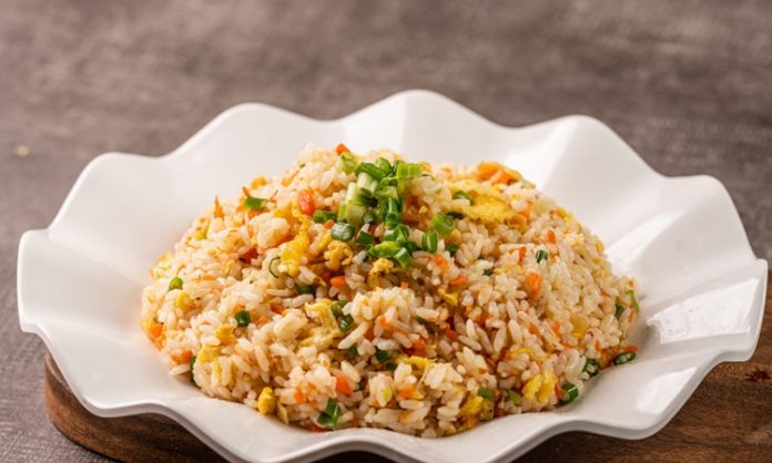 Fried Rice: Asya Mutfağının Vazgeçilmez Tadı Dünya mutfağının en sevilen lezzetlerinden biri olan Fried Rice, özellikle Asya kültüründe günlük yaşamın ayrılmaz bir parçasıdır. Pirincin baharatlar, sebzeler ve çeşitli proteinlerle harmanlanmasıyla hazırlanan bu yemek, hem pratik hem de doyurucu olmasıyla öne çıkar. Farklı ülkelerde farklı tariflerle yapılan bu yemek, çok yönlülüğü sayesinde herkesin damak zevkine hitap eder. Konulu bir haber görseli.