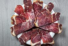 Füme et, yüzyıllardır çeşitli kültürlerde uygulanan geleneksel saklama yöntemlerinden biri olarak bilinir. Özellikle sofraların şık ve doyurucu bir parçası haline gelen füme et tabağı, günümüzde hem ev davetlerinde hem de restoran menülerinde sıkça tercih edilen özel bir sunumdur. Lezzetli, besleyici ve görsel açıdan zengin yapısıyla dikkat çeken bu tabak, farklı damak tatlarına hitap eden geniş bir çeşitliliğe sahiptir. Konulu bir haber görseli.