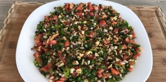 Gavurdağı Salatası: Ege Ve Akdeniz’in Taze Lezzeti Gavurdağı Salatası, özellikle Güneydoğu Anadolu ve Akdeniz bölgelerinde sofraların vazgeçilmez lezzetlerinden biridir. Adını, özellikle Antep ve çevresinde yetişen taze malzemelerden alan bu salata, hem hafif hem de besleyici bir alternatif olarak öne çıkar. Salatanın temel özelliği, taze sebzelerin ve yöresel baharatların bir araya gelerek ortaya eşsiz bir tat çıkarmasıdır. Konulu bir haber görseli.