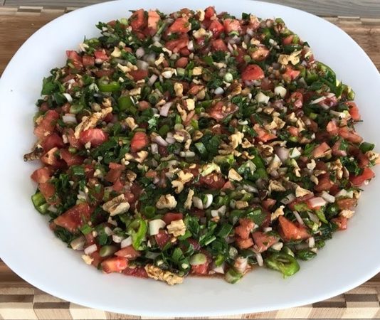 Gavurdağı Salatası: Ege Ve Akdeniz’in Taze Lezzeti Gavurdağı Salatası, özellikle Güneydoğu Anadolu ve Akdeniz bölgelerinde sofraların vazgeçilmez lezzetlerinden biridir. Adını, özellikle Antep ve çevresinde yetişen taze malzemelerden alan bu salata, hem hafif hem de besleyici bir alternatif olarak öne çıkar. Salatanın temel özelliği, taze sebzelerin ve yöresel baharatların bir araya gelerek ortaya eşsiz bir tat çıkarmasıdır. Konulu bir haber görseli.