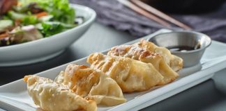 Gyoza, Japon mutfağının en sevilen yemeklerinden biridir ve kökeni Çin’e dayanmaktadır. Aslında Çin’deki jiaozi adı verilen hamur işinden esinlenerek Japonya’ya taşınmış ve zamanla farklı bir kimlik kazanmıştır. Japon mutfağına özgü pişirme teknikleri, gyozayı benzersiz bir hale getirmiştir. Bugün hem Japonya’da hem de dünyanın birçok ülkesinde gyoza, restoranların ve ev sofralarının vazgeçilmez lezzetleri arasında yer almaktadır. Konulu bir haber görseli.