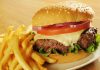 Hamburger: Dünyada Ve Türkiye’de Yükselen Lezzet Hamburger, günümüzde hızlı yemek kültürünün en bilinen simgelerinden biridir. Ancak bu lezzetin kökenleri çok daha eskilere dayanır. Almanya’nın Hamburg şehrinden adını alan hamburger, Amerika’da popülerleşmiş ve kısa sürede küresel bir fenomen haline gelmiştir. Bugün dünyanın neredeyse her köşesinde farklı çeşitleriyle tüketilen hamburger, yalnızca bir yiyecek değil aynı zamanda modern yaşamın simgelerinden biri olmuştur. Konulu bir haber görseli.