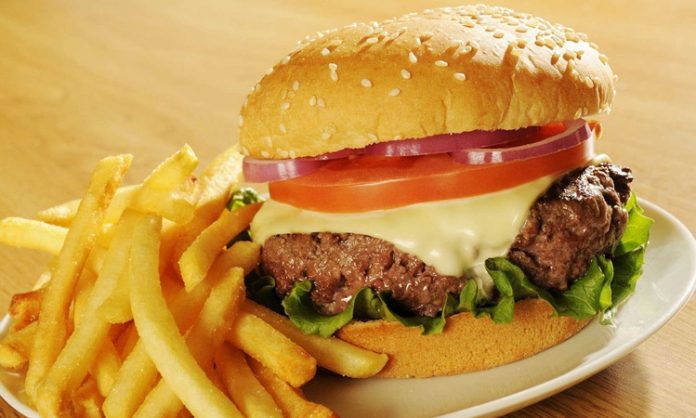 Hamburger Dünyada Ve Türkiye’de Yükselen Lezzet Hamburger, günümüzde hızlı yemek kültürünün en bilinen simgelerinden biridir. Ancak bu lezzetin kökenleri çok daha eskilere dayanır. Almanya’nın Hamburg şehrinden adını alan hamburger, Amerika’da popülerleşmiş ve kısa sürede küresel bir fenomen haline gelmiştir. Bugün dünyanın neredeyse her köşesinde farklı çeşitleriyle tüketilen hamburger, yalnızca bir yiyecek değil aynı zamanda modern yaşamın simgelerinden biri olmuştur. Konulu bir haber görseli.