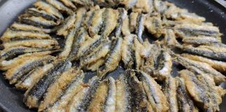 Hamsi tava, Karadeniz’in vazgeçilmez deniz ürünü hamsinin un ve baharatlarla kaplanıp kızartılmasıyla hazırlanan nefis bir yemektir. Taze hamsi, Karadeniz’in serin sularından çıkarılır çıkarılmaz tüketildiğinde en yoğun lezzetini verir. Kızartma yöntemi, balığın çıtır çıtır olmasını sağlayarak özellikle akşam yemeklerinde ve balık sofralarında sık tercih edilmesini sağlar. Konulu bir haber görseli.