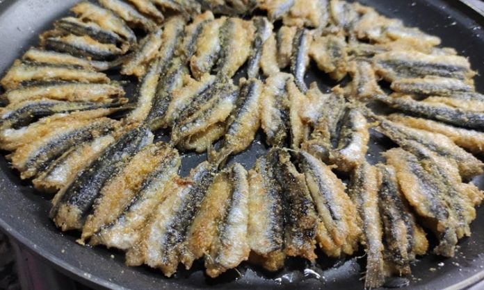 Hamsi Tava Karadeniz Mutfağının Efsane Lezzeti Hamsi tava, Karadeniz’in vazgeçilmez deniz ürünü hamsinin un ve baharatlarla kaplanıp kızartılmasıyla hazırlanan nefis bir yemektir. Taze hamsi, Karadeniz’in serin sularından çıkarılır çıkarılmaz tüketildiğinde en yoğun lezzetini verir. Kızartma yöntemi, balığın çıtır çıtır olmasını sağlayarak özellikle akşam yemeklerinde ve balık sofralarında sık tercih edilmesini sağlar. Konulu bir haber görseli.