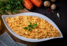 Havuç Tarator, Türk mutfağının en sevilen mezelerinden biri olarak öne çıkar. Özellikle akşam yemeklerinde veya davet sofralarında hafif ve lezzetli bir başlangıç olarak servis edilir. Havuç taratorun kökeni Anadolu mutfağına dayanmakla birlikte, zamanla farklı yöresel tariflerle çeşitlenmiştir. Konulu bir haber görseli.