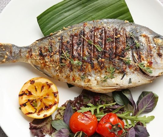 Izgara çipura, taze çipura balığının ızgara yöntemiyle pişirilerek sofralara taşındığı hafif ve sağlıklı bir deniz ürünü yemeğidir. Akdeniz mutfağının vazgeçilmezlerinden olan çipura, omega-3 açısından zengin içeriğiyle sağlıklı bir protein kaynağıdır. Izgara yöntemi sayesinde balığın doğal lezzeti korunur, fazla yağ kullanılmadan hazırlanır ve yemeğin kalori değeri düşürülür. Konulu bir haber görseli.