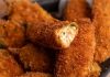 Jalapeno Popper: Baharatlı Atıştırmalık Tutkusu Jalapeno popper, özellikle Amerika ve Meksika mutfağında öne çıkan, baharatlı ve peynir dolgusuyla dikkat çeken bir atıştırmalıktır. Bu lezzetli yiyecek, adını ana malzemesi olan jalapeno biberlerinden alır ve genellikle içi krem peynir veya cheddar ile doldurulur. İlk olarak 1980’lerde popülerleşen jalapeno popper, kısa sürede fast food restoranları ve ev mutfaklarının favori atıştırmalıkları arasında yerini almıştır. Konulu bir haber görseli.