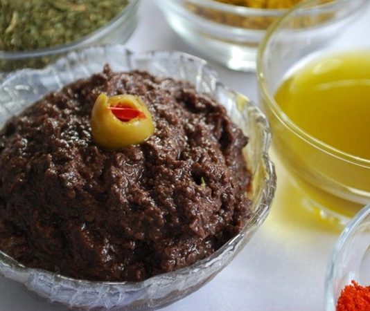 Kahvaltı Sofralarının Vazgeçilmezi Zeytin Ezmesi Zeytin ezmesi, yüzyıllardır özellikle Akdeniz mutfak kültüründe kendine özel bir yer edinmiş sağlıklı bir lezzettir. Anadolu’da kahvaltı sofralarının vazgeçilmezi olarak bilinen bu eşsiz tat, sadece kahvaltılarda değil farklı yemeklerin yanında da tüketilmektedir. Zeytin ağacının binlerce yıllık geçmişi, bu ürünü adeta bir kültürel miras haline getirmiştir. Bu nedenle, özellikle köylerde yapılan doğal yöntemlerle hazırlanmış zeytin ezmesi, sofralarda hem lezzeti hem de sağlık açısından sunduğu faydalar ile tercih edilmektedir. Konulu bir haber görseli.