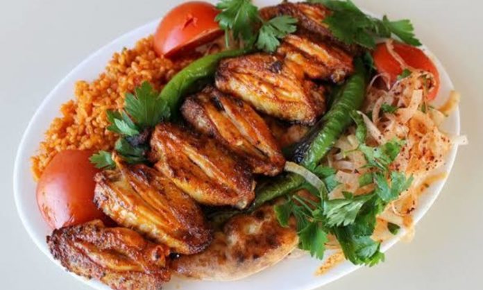 Kanat tavuk, hem lezzeti hem de pratik pişirme avantajı ile mutfaklarda sık tercih edilen bir protein kaynağıdır. Kanat tavuk alırken tazeliği her zaman ön planda tutulmalıdır. Tavuğun rengi, kokusu ve dokusu, satın alım sırasında dikkat edilmesi gereken en önemli unsurlardır. Taze kanat tavuk, pişirme sırasında hem aromatik özelliklerini korur hem de daha yumuşak bir dokuya sahip olur. Konulu bir haber görseli.