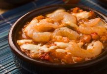 Karides güveç, taze karideslerin sebzeler, aromatik baharatlar ve zeytinyağıyla birlikte güveçte pişirilmesiyle hazırlanan, hem sağlıklı hem de lezzetli bir deniz ürünü yemeğidir. Bu yöntem, karidesin doğal lezzetini korumasına ve sebzelerle aromalarının birbirine geçmesine olanak sağlar. Özellikle hafif öğünler arayanlar için ideal bir seçenektir. Konulu bir haber görseli.