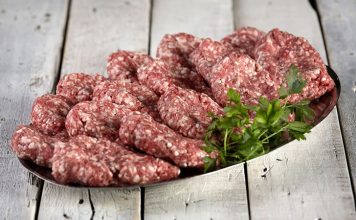 Kasap: Köfte Gelenekten Günümüze Uzanan Efsane Lezzet Türk mutfağında köftenin yeri çok özeldir ve bu çeşitlerin içinde en çok öne çıkanlardan biri de kasap köftedir. Adını, geleneksel olarak kasaplarda hazırlanıp müşterilere sunulmasından alır. Kasaplar, ellerindeki en kaliteli eti özenle seçer, doğru yağ oranıyla kıyma haline getirir ve baharatlarla yoğurarak köfte harcını hazırlar. Bu gelenek, yıllar içinde damaklarda unutulmaz tatlar bırakmıştır. Konulu bir haber görseli.