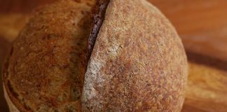 Kepekli Ekmek: Sağlıklı Beslenmenin Vazgeçilmez Parçası Türk mutfağında önemli bir yere sahip olan kepekli ekmek, geçmişten günümüze sofraların en sağlıklı seçeneklerinden biri olarak kabul edilmektedir. Özellikle doğal beslenme anlayışının öne çıktığı dönemlerde kepeği ayrılmamış unlardan yapılan bu ekmek, halk arasında uzun süre tercih edilmiştir. Tarihi oldukça eskiye dayanan kepekli ekmek, kırsal bölgelerde günlük yaşamın vazgeçilmez bir unsuru olmuştur. Konulu bir haber görseli.