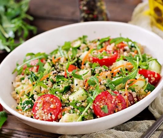 Kinoalı Salata: Sağlıklı Ve Lezzetli Sofraların Yeni Trendi Kinoalı salata, son yıllarda sağlıklı beslenme trendlerinin en gözde tariflerinden biri hâline geldi. Antioksidanlar, protein ve lif bakımından zengin olan kinoa, salatanın temel malzemesi olarak öne çıkıyor. Dünya mutfaklarında farklı yorumlarla kullanılan bu salata, hem besleyici hem de doyurucu bir alternatif sunuyor. Konulu bir haber görseli.