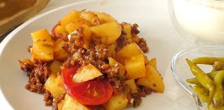 Türk mutfağının en sevilen yemeklerinden biri olan kıymalı patates, hem pratik hazırlanışı hem de doyurucu özelliğiyle öne çıkar. Yüzyıllardır Anadolu sofralarında kendine yer edinen bu yemek, özellikle ev yemekleri arasında ayrıcalıklı bir konuma sahiptir. Patatesin yumuşak yapısı ile kıymanın lezzetinin buluşması, ortaya hem sağlıklı hem de iştah açıcı bir sonuç çıkarır. Konulu bir haber görseli.