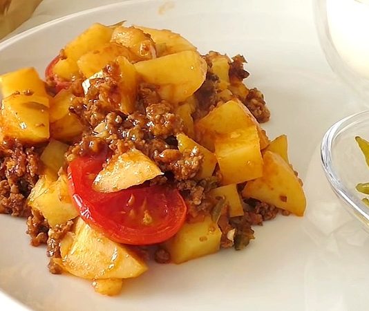 Kıymalı Patates: Geleneksel Lezzetin Vazgeçilmez Yemeklerinden Biri Türk mutfağının en sevilen yemeklerinden biri olan kıymalı patates, hem pratik hazırlanışı hem de doyurucu özelliğiyle öne çıkar. Yüzyıllardır Anadolu sofralarında kendine yer edinen bu yemek, özellikle ev yemekleri arasında ayrıcalıklı bir konuma sahiptir. Patatesin yumuşak yapısı ile kıymanın lezzetinin buluşması, ortaya hem sağlıklı hem de iştah açıcı bir sonuç çıkarır. Konulu bir haber görseli.