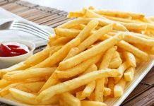 Kızarmış Patates Lezzeti Ve Sofralardaki Önemi Kızarmış patates, neredeyse tüm dünyada severek tüketilen, hızlı hazırlanabilen ve her yaştan insanın damak zevkine hitap eden bir yiyecektir. Kültürler farklı olsa da patatesin kızartılarak tüketilmesi ortak bir noktada buluşur. Fast food restoranlarından ev yemeklerine kadar geniş bir kullanım alanı bulan bu yiyecek, sadece lezzetiyle değil, aynı zamanda pratikliğiyle de öne çıkar. Konulu bir haber görseli.